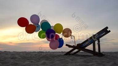 夏天日落时在海滩上的<strong>剪影气球</strong>。 五颜六色的<strong>气球</strong>放在座位上。 户外旅行生活方式